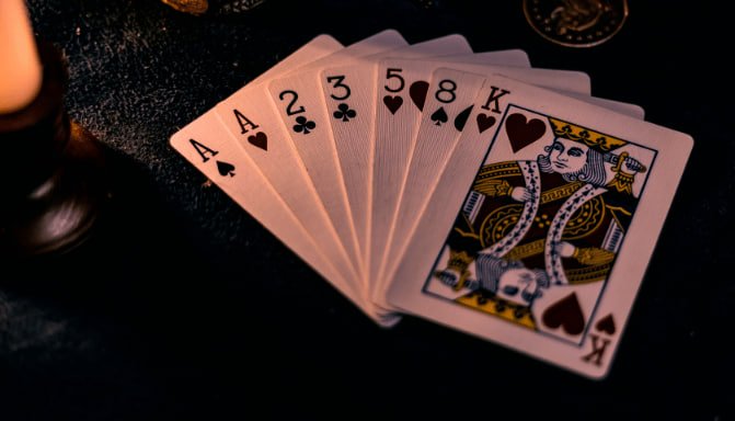 Pemain menikmati pengalaman streaming dealer langsung di Live Casino dengan kualitas tinggi